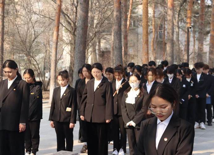 大家集体沉痛默哀