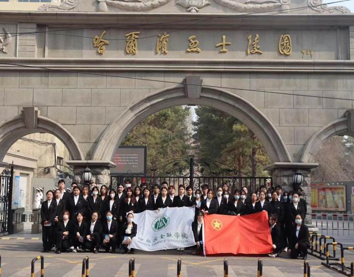 学员们在烈士陵园的集体合影